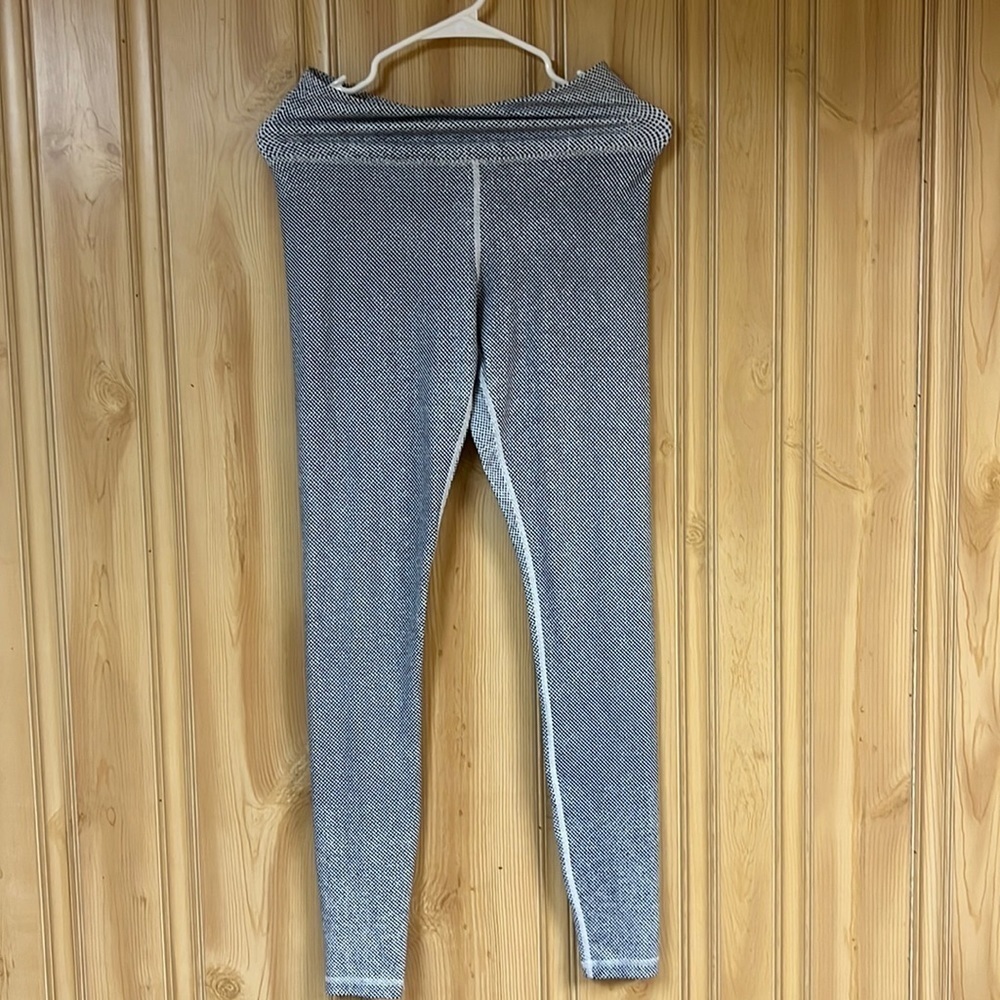 Zyia Light and Tight leggings Black and white pattern Size 6-8​​​​​